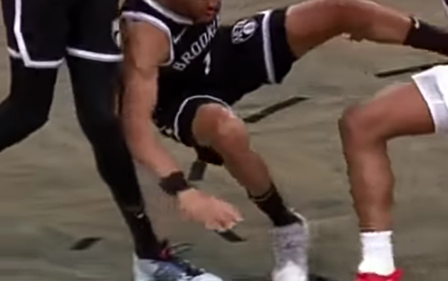 Kevin Durant went to the locker room after an apparent knee injury