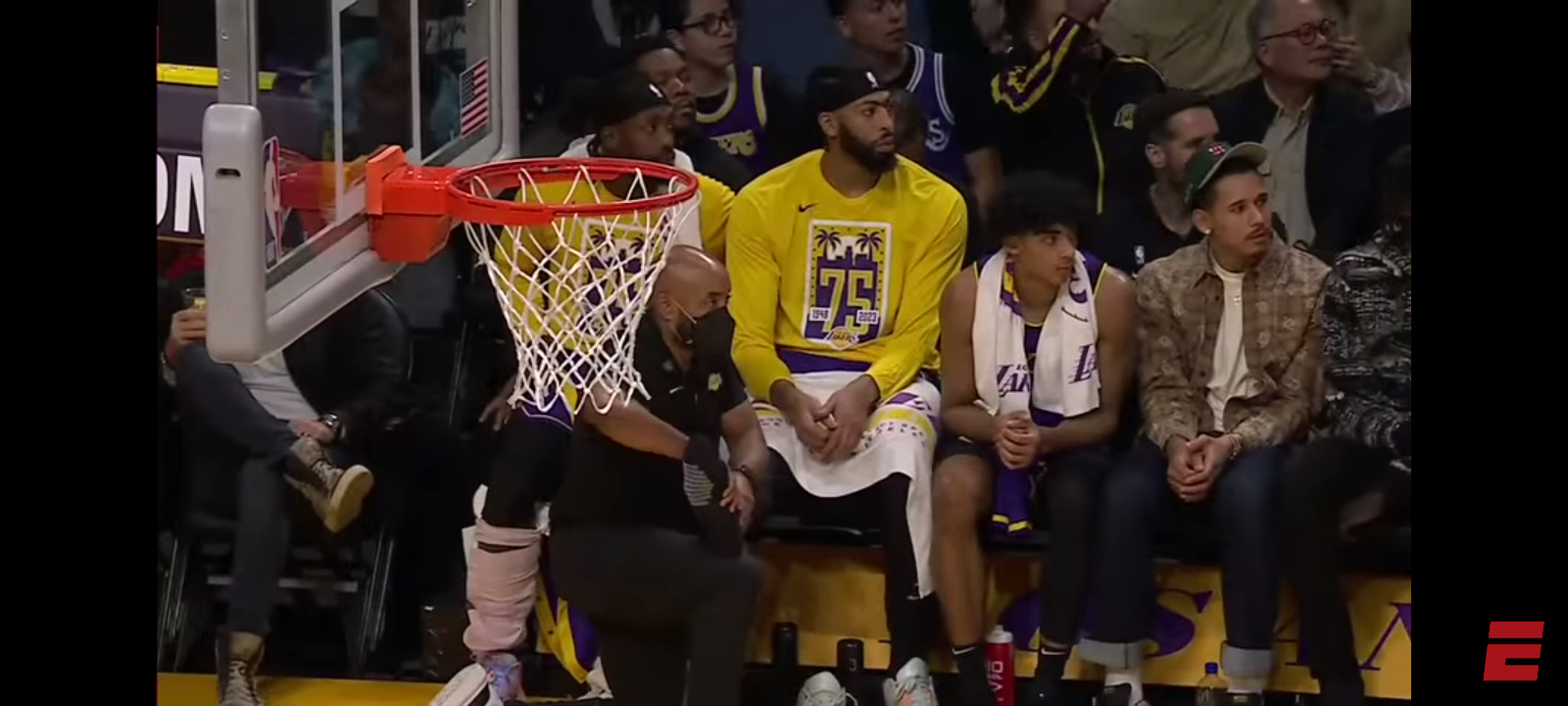 Anthony Davis leaves game early with foot injury