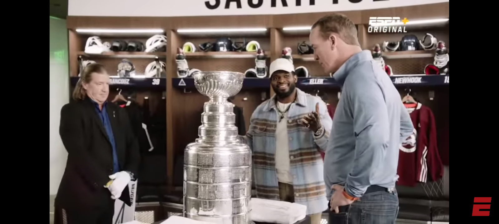 Peyton Manning is desperate to lift the Stanley Cup 😂