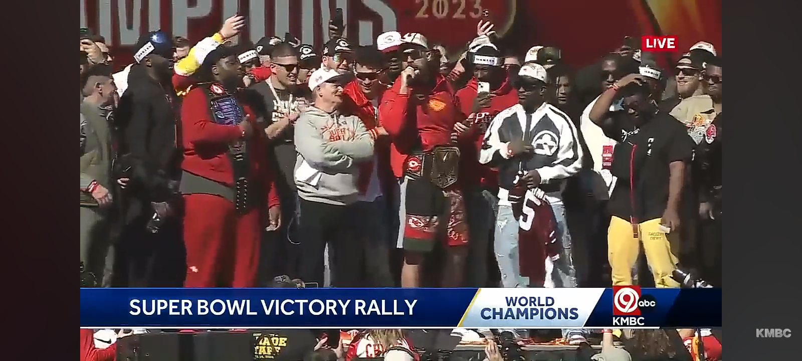 Chiefs tight end Travis Kelce speaks, sings with teammates at rally