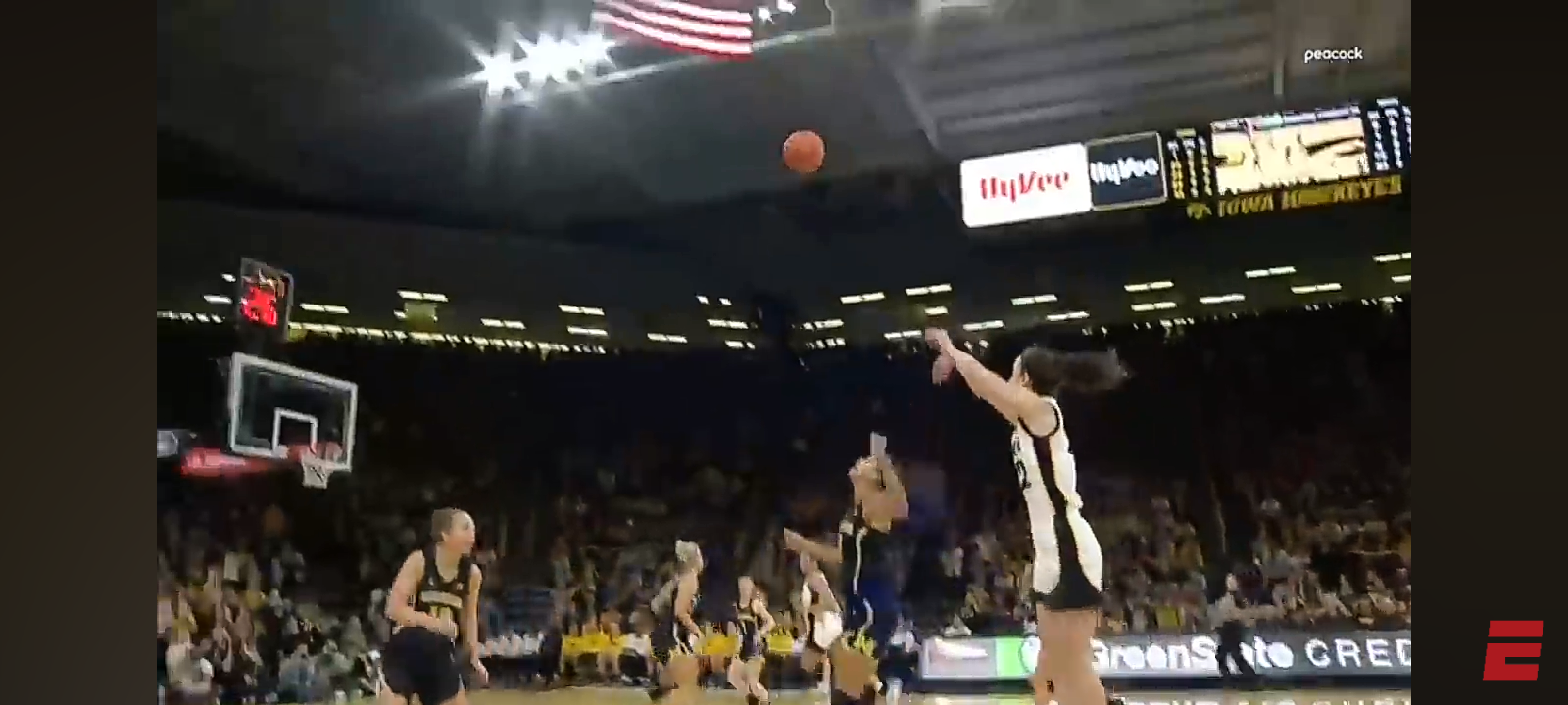 Caitlin Clark drops 49 PTS and BREAKS all-time NCAAW scoring record vs. Michigan 👑