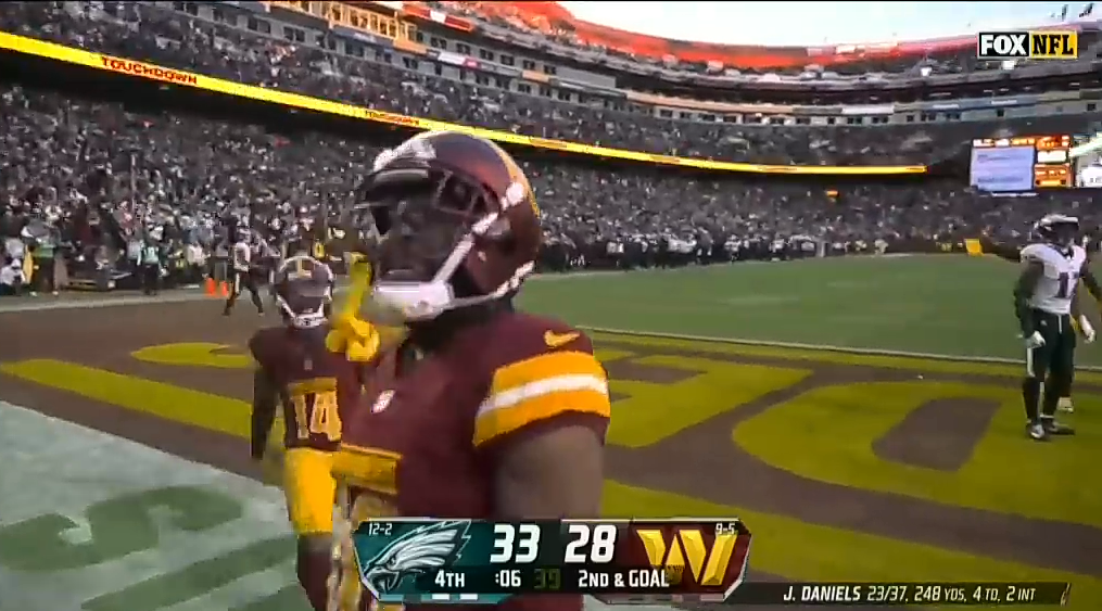 Jayden Daniels DAZZLES as Commanders BEAT Eagles with late score