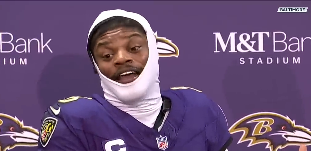 Lamar Jackson talks about how Derrick Henry makes the game easier for him