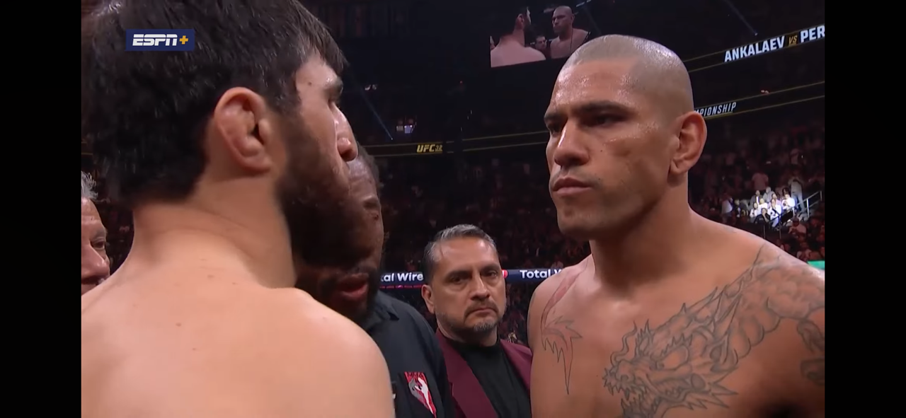 Alex Pereira Knocks Out Magomed Ankalaev 👊